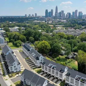 4 Story Queen Retreat! New! Walk To Downtown! Apartment