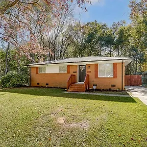 Charm Haven With Outdoor Tv Holiday home