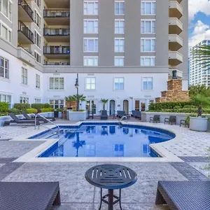 Spacious 2 Bed, 2 Bath Uptown Gem In The Heart Of The City-parking-wi-fi-balcony Cgv Apartment